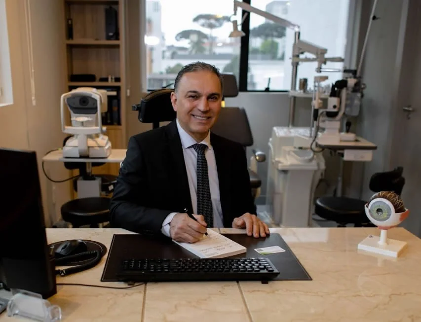 Dr. Osny Sedano em seu consultório oftalmológico em Curitiba